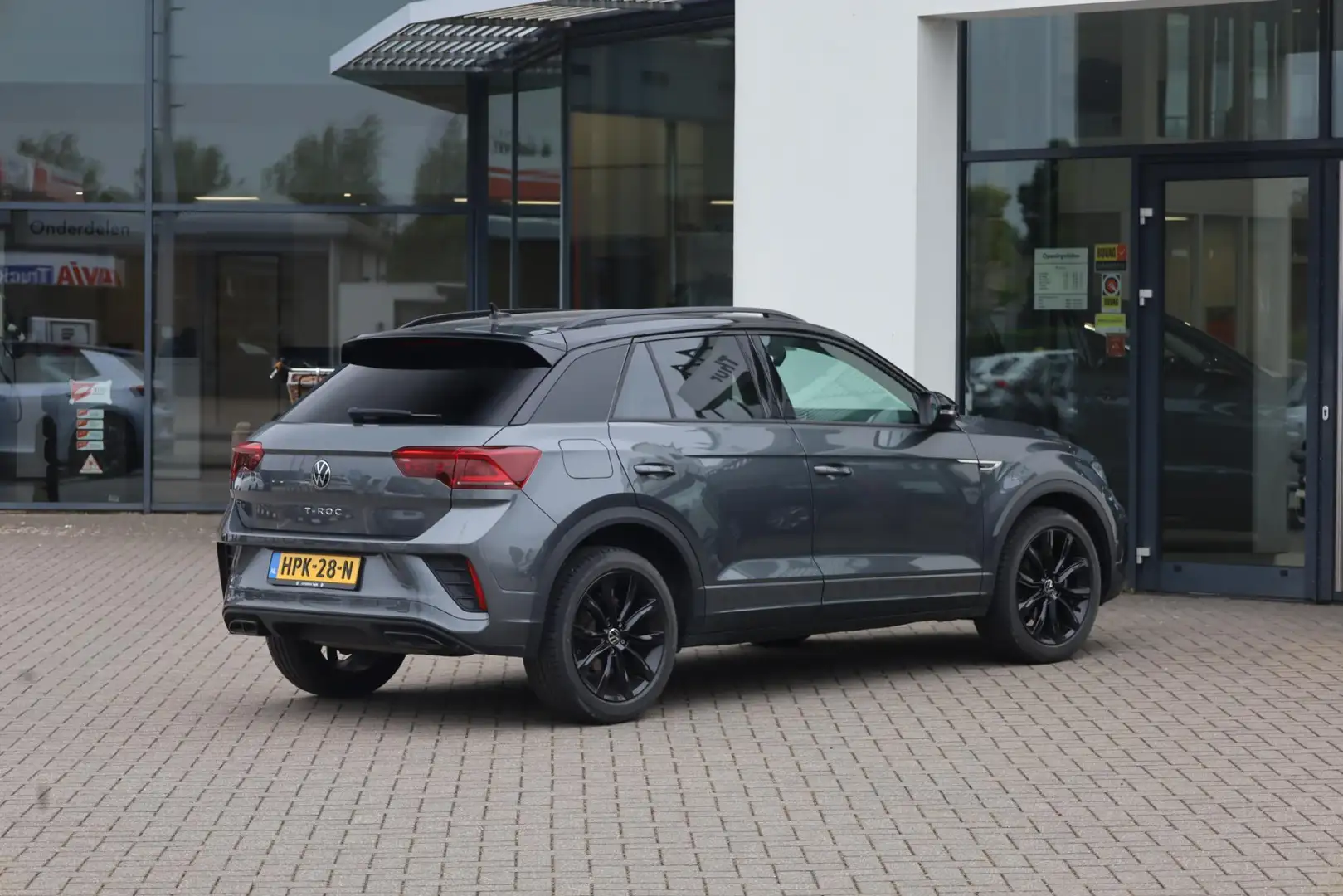 Volkswagen T-Roc 1.5 TSI R-Line 150PK / 110kW DSG, Black style pakk Grijs - 2