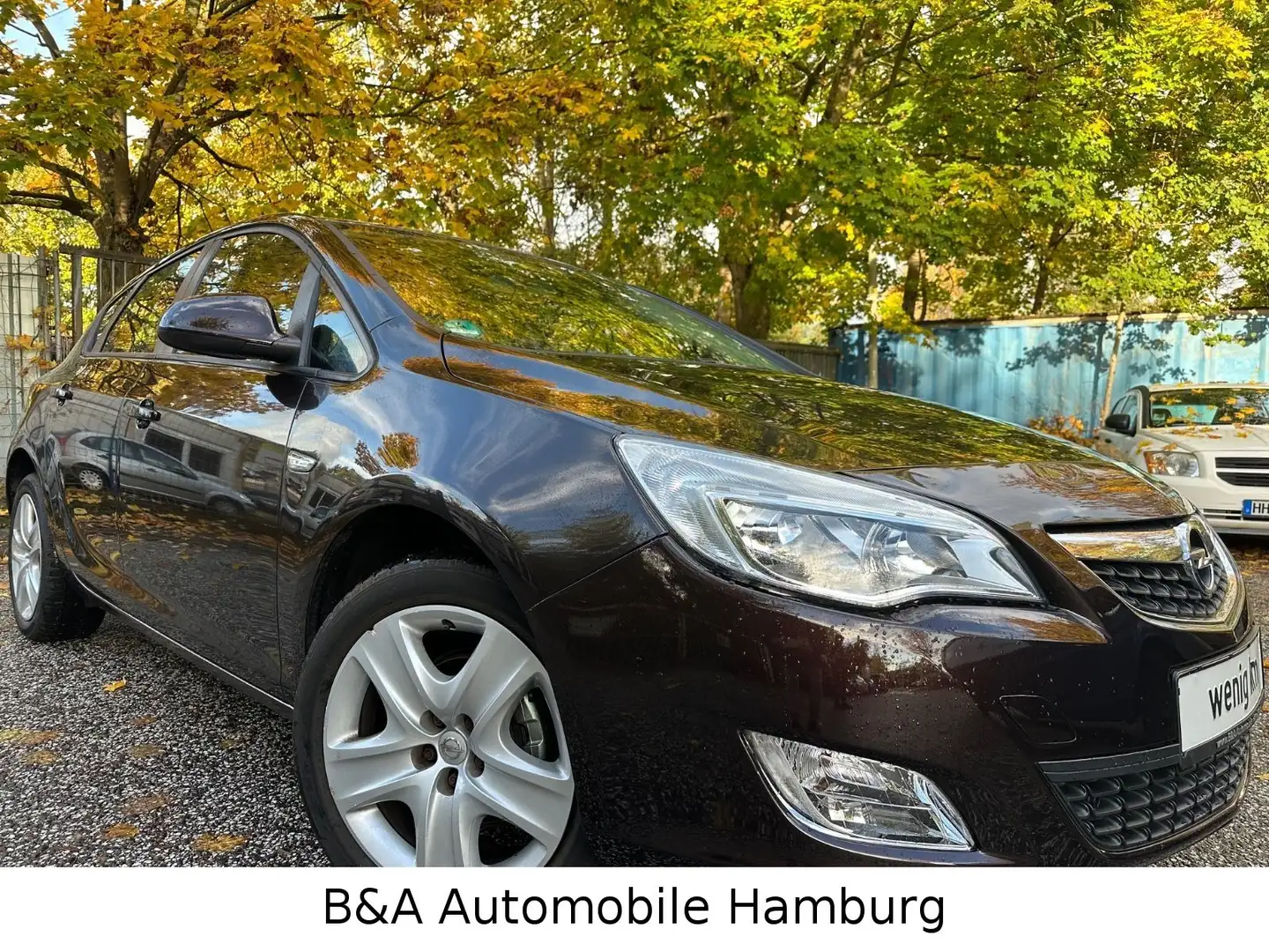Opel Astra J Lim. 5-trg. Edition+Scheckheft+Wenig Km Brun - 1