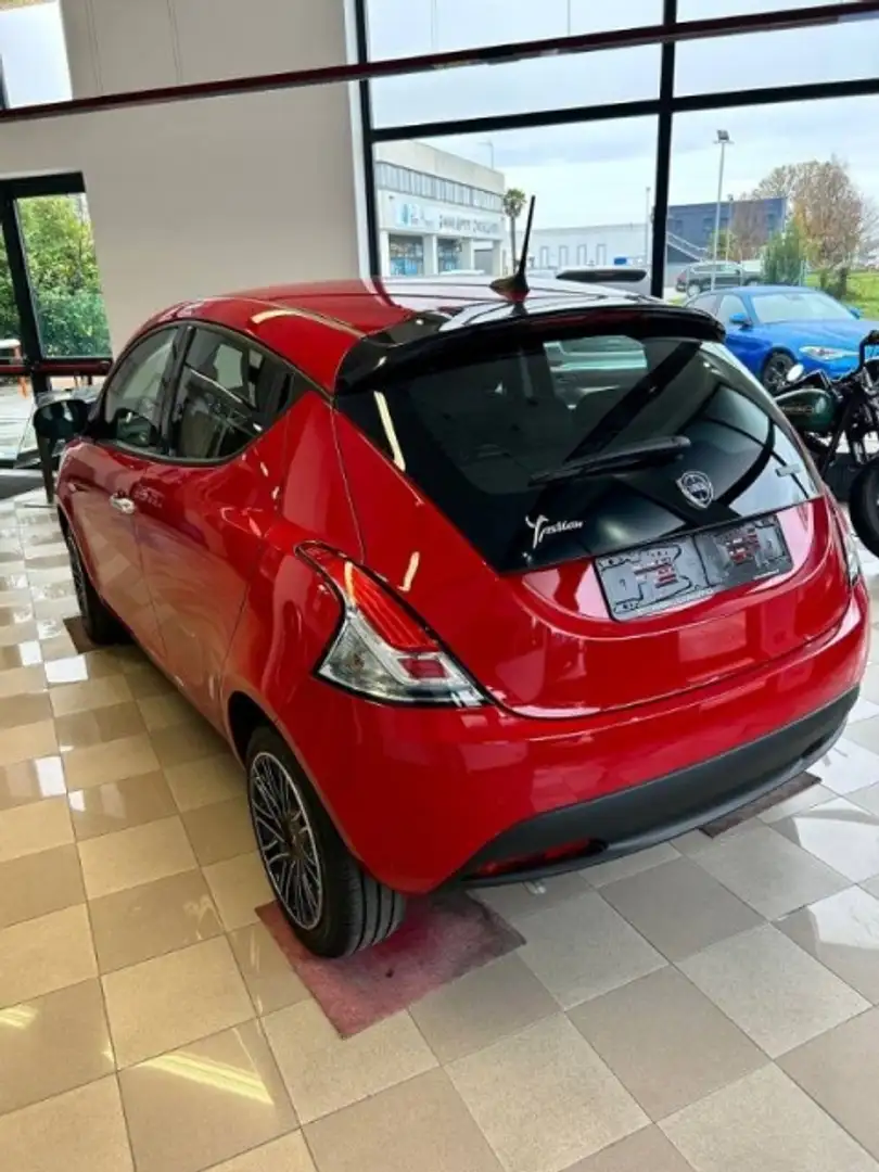Lancia Ypsilon 1.0 firefly hybrid Silver Plus s&s 70cv Bianco - 2