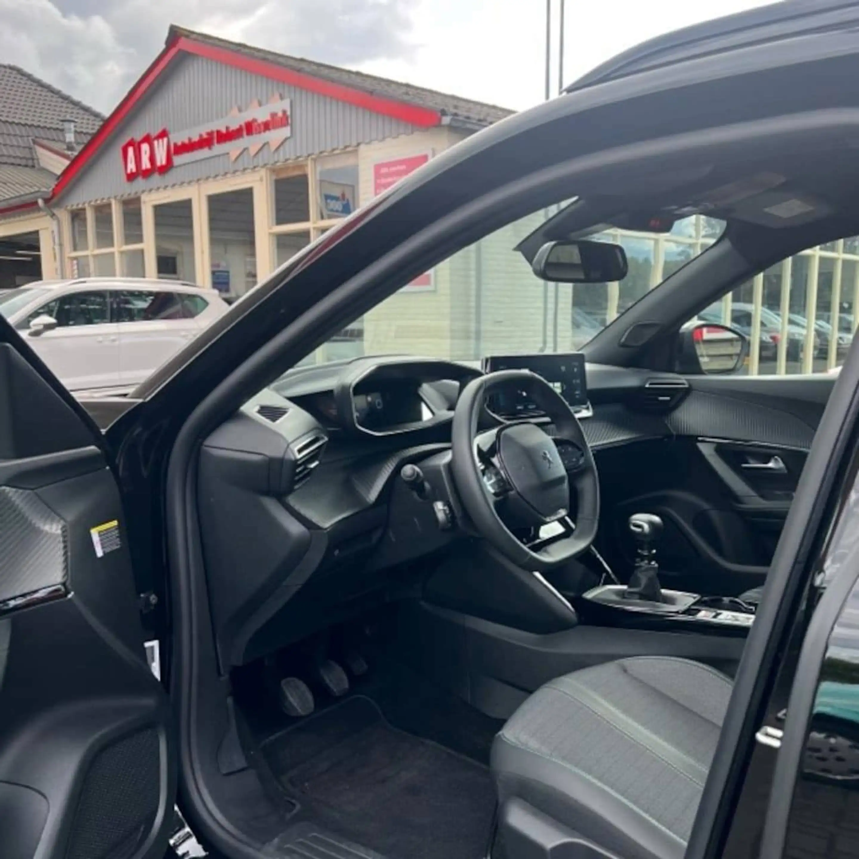 Peugeot 2008 1.2 PureTech Allure Pack — photo 6