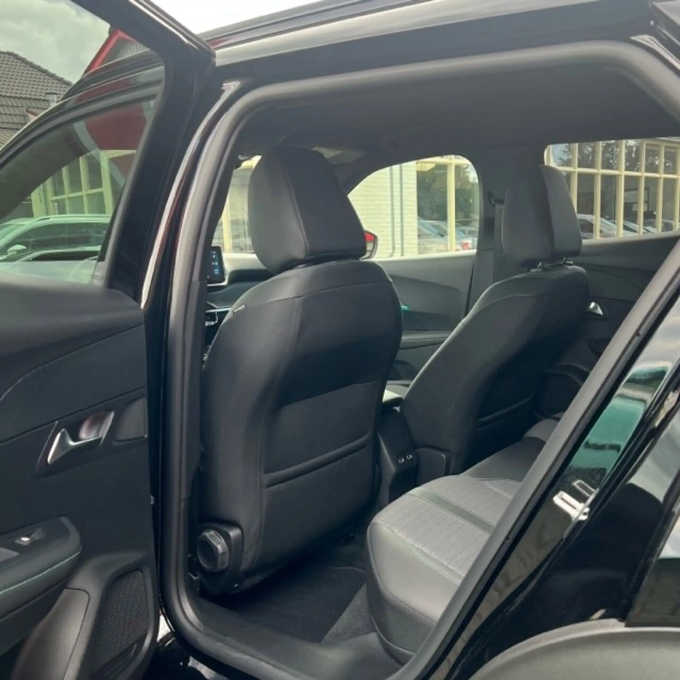 Peugeot 2008 1.2 PureTech Allure Pack — photo 8