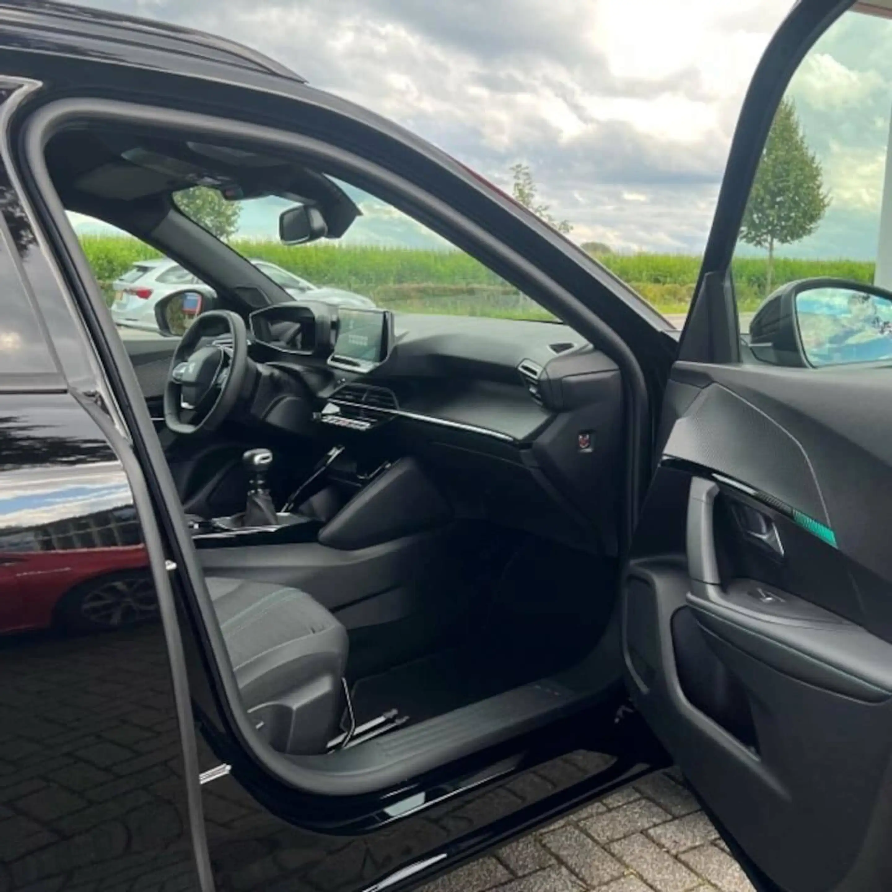 Peugeot 2008 1.2 PureTech Allure Pack — photo 7