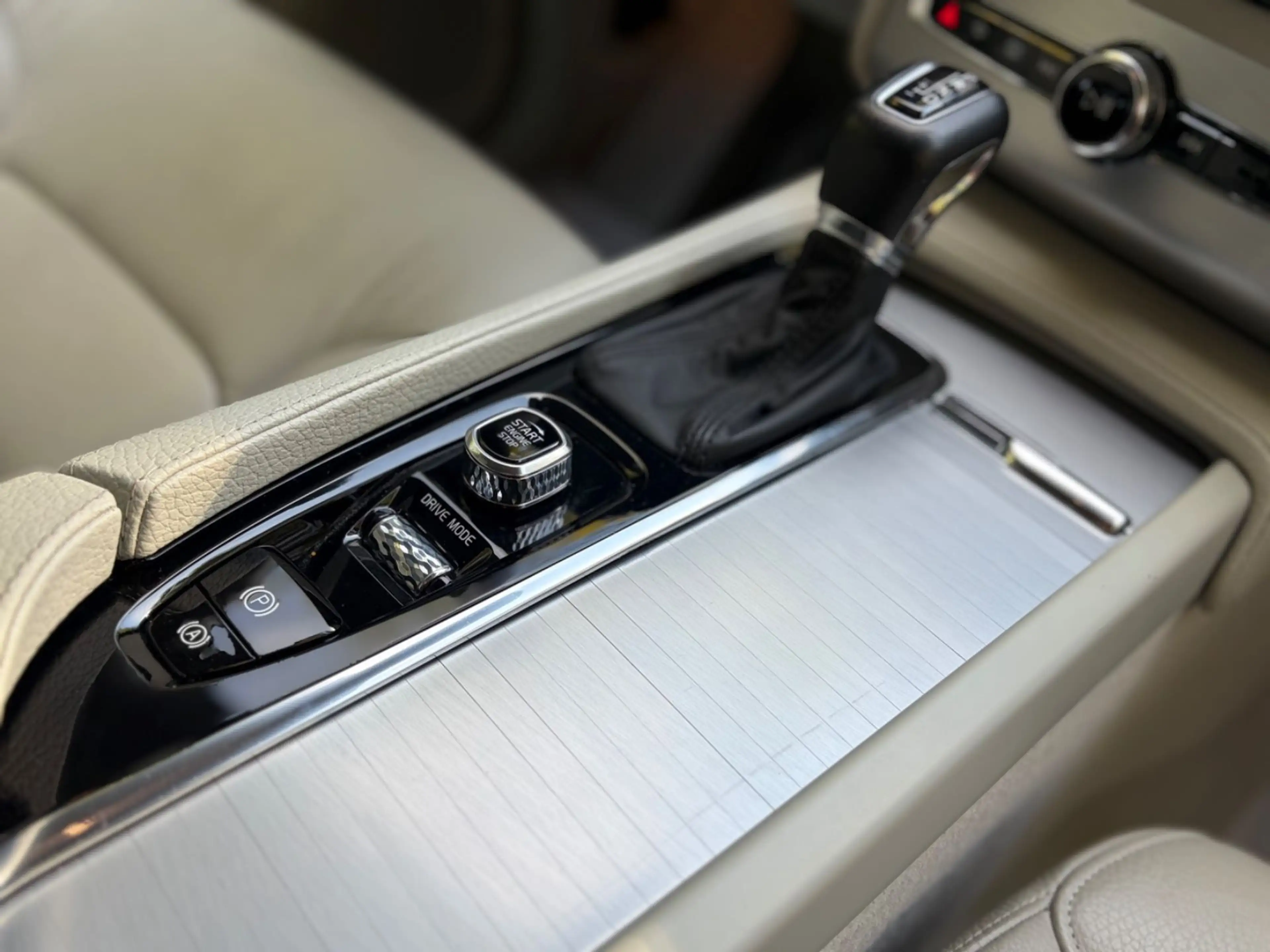 Volvo XC90 XC90 Momentum 2WD — photo 19