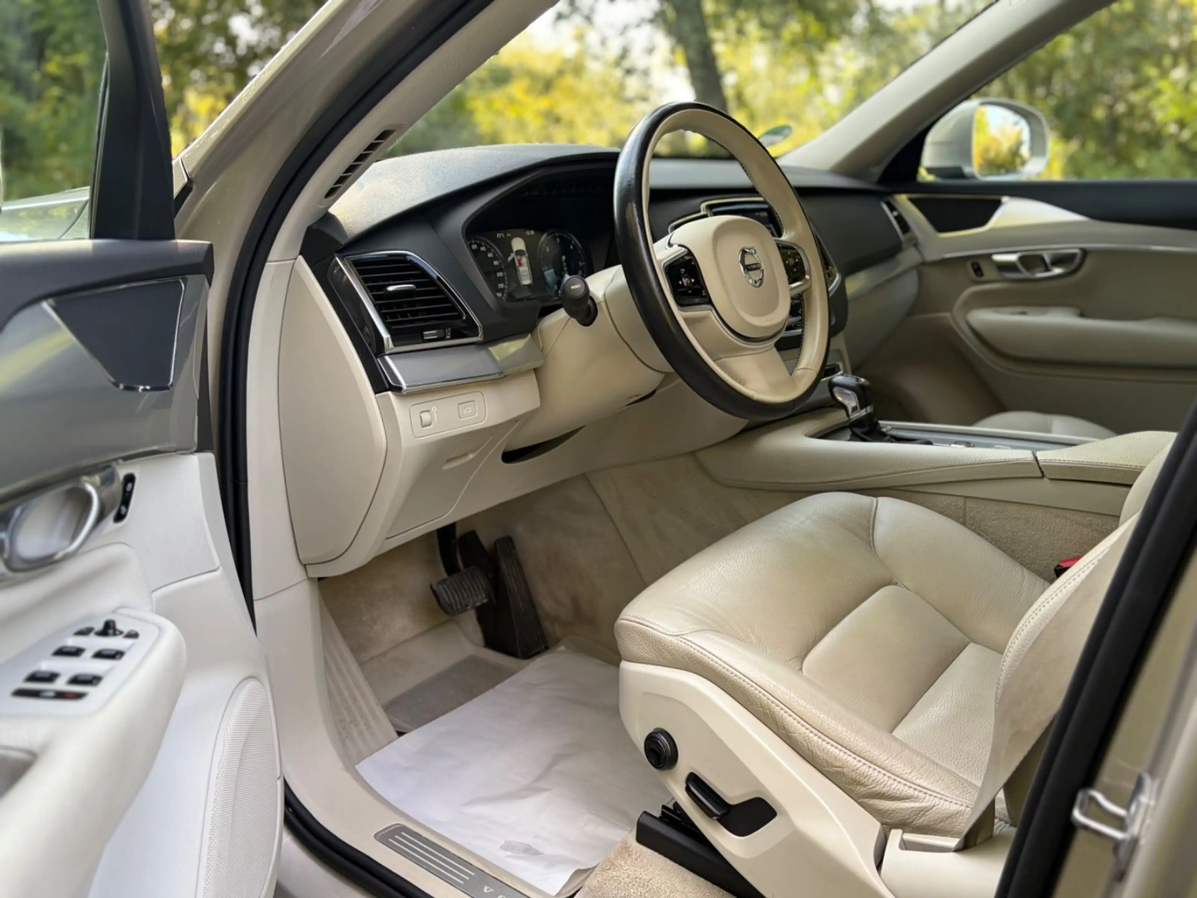 Volvo XC90 XC90 Momentum 2WD — photo 9