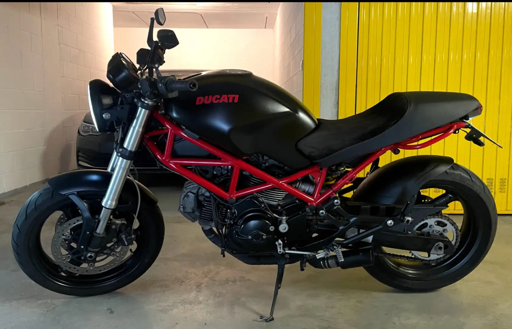 Ducati Monster 695 - 1