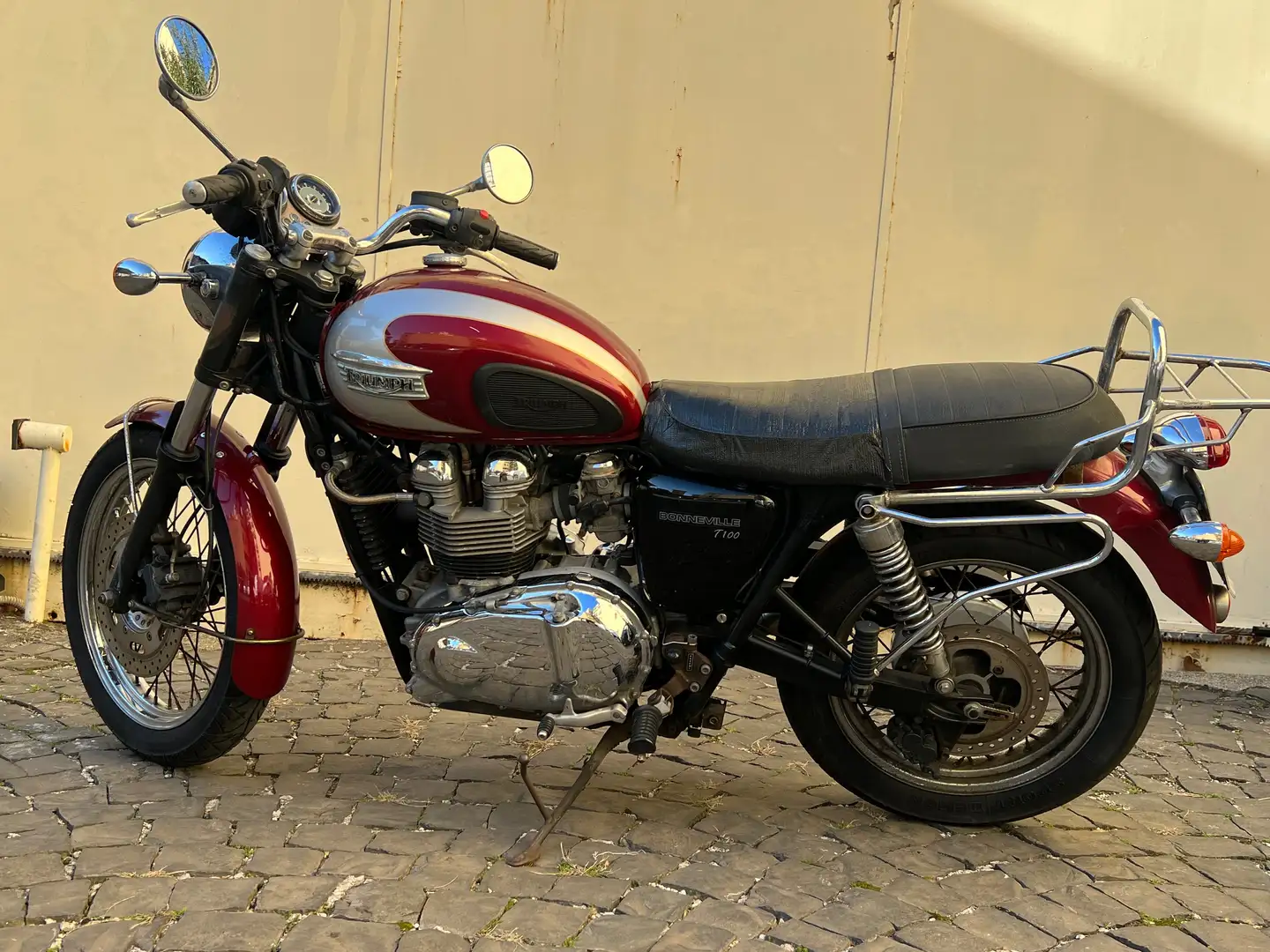 Triumph Bonneville T100 Červená - 2