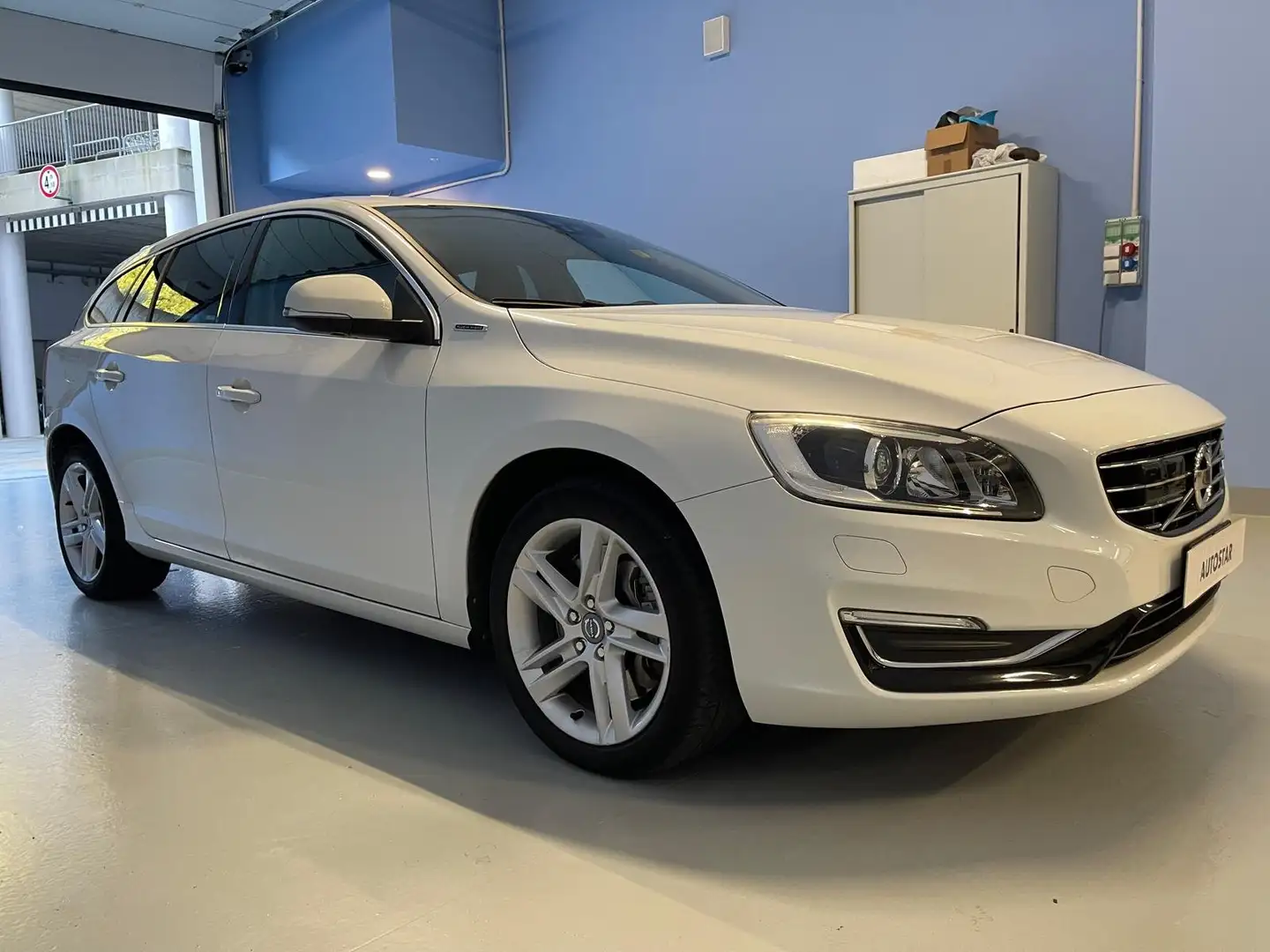 Volvo V60 2.4 D6 AWD PLUG-IN HYBRID Blanc - 2