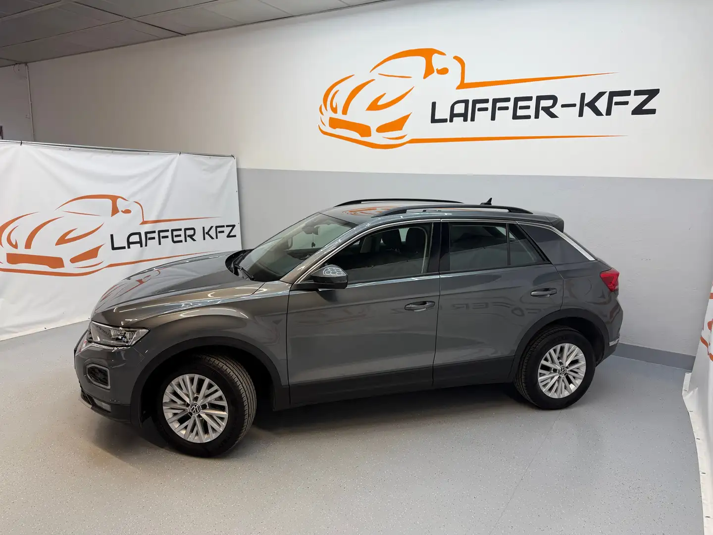 Volkswagen T-Roc 1,0 TSI Design KLIMAAUTO VIRTUALL APP AHK LED Grau - 2