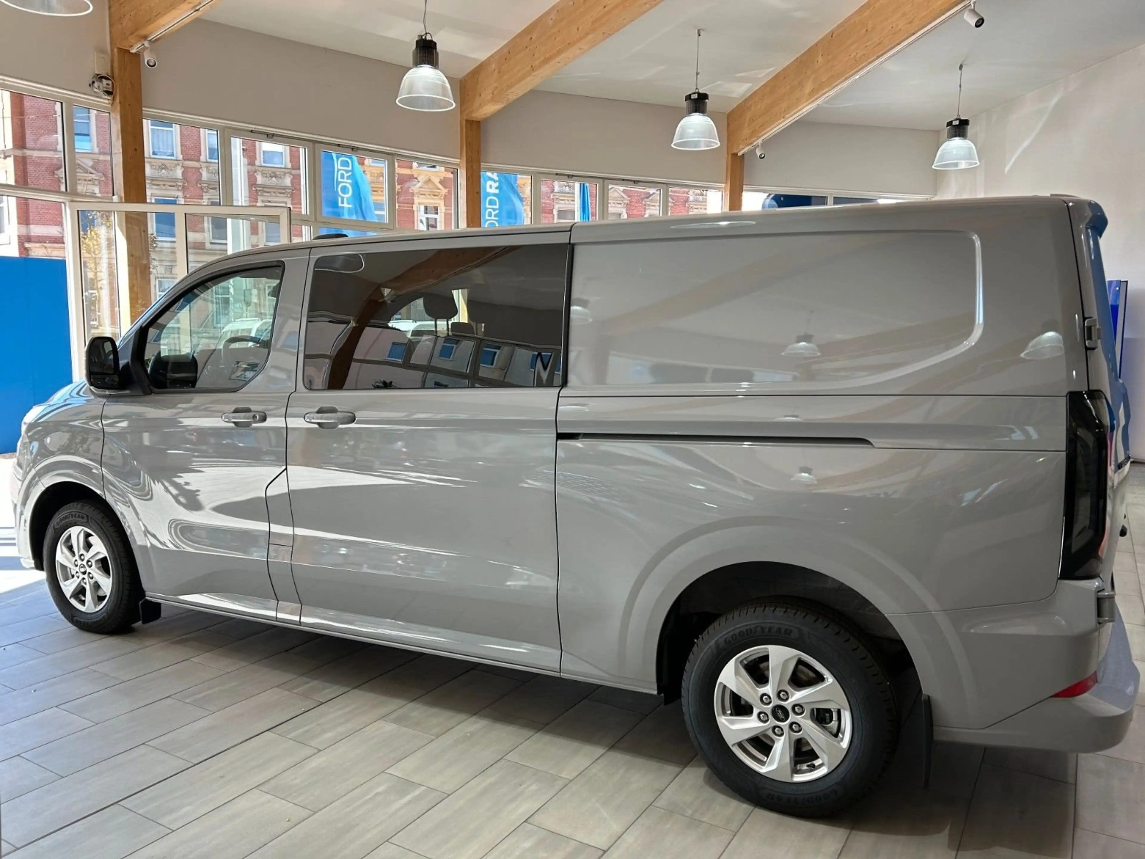 Ford Transit Custom 2,0l Doppelkabine L2 6 Sitze — photo 5