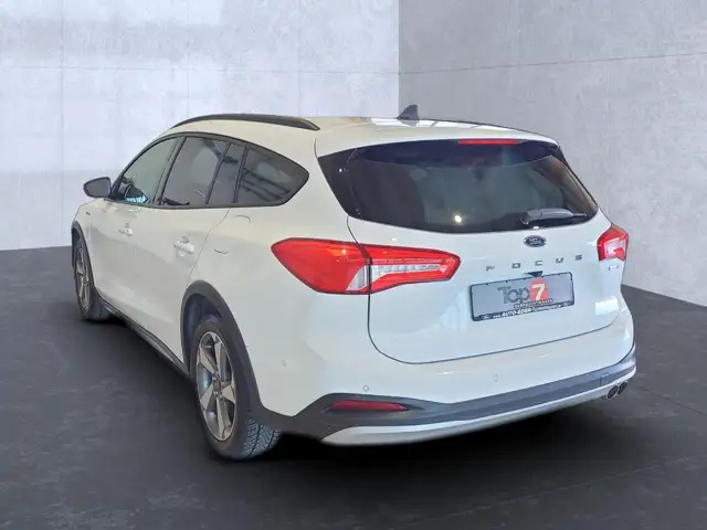Ford Focus view 3