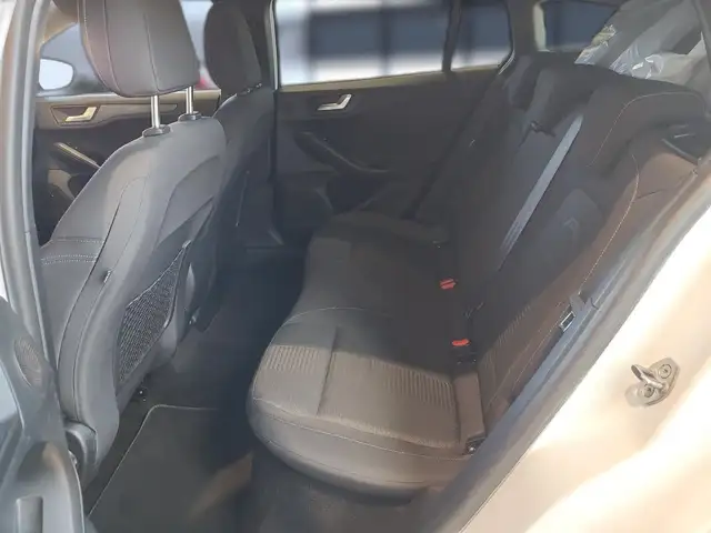 Ford Focus view 13