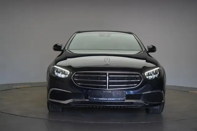 Mercedes-Benz E view 2