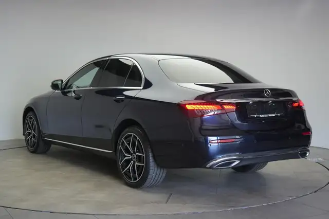Mercedes-Benz E view 4