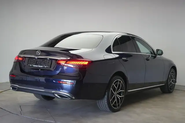 Mercedes-Benz E view 6