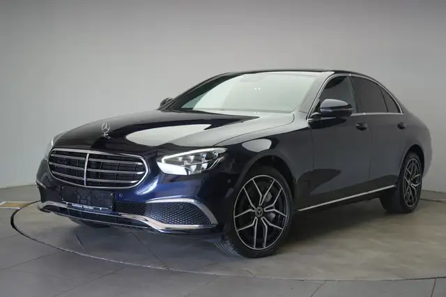 Mercedes-Benz E view 3