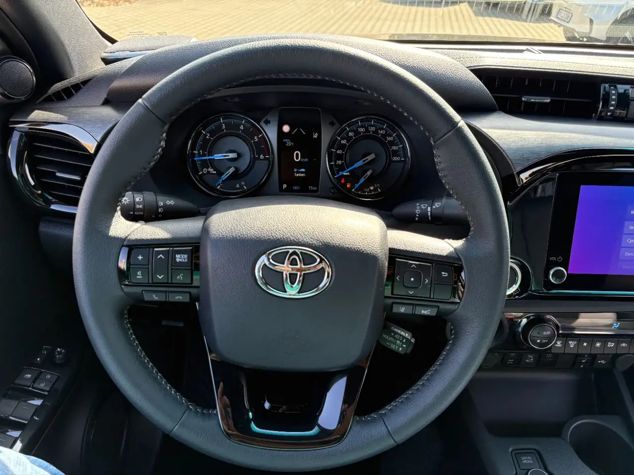 Toyota Hilux 2.8 D-4D 4x4 Double Cab Invincible AHK. LED 8