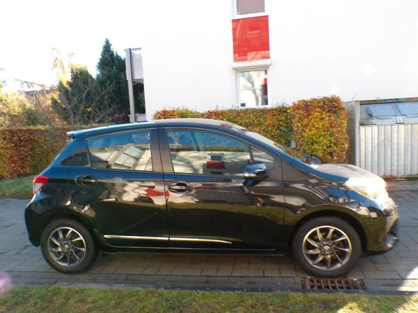 Toyota Yaris 1.0 Life/Navi/Kamera/Multi./Alu/4.türig Zwart - 2