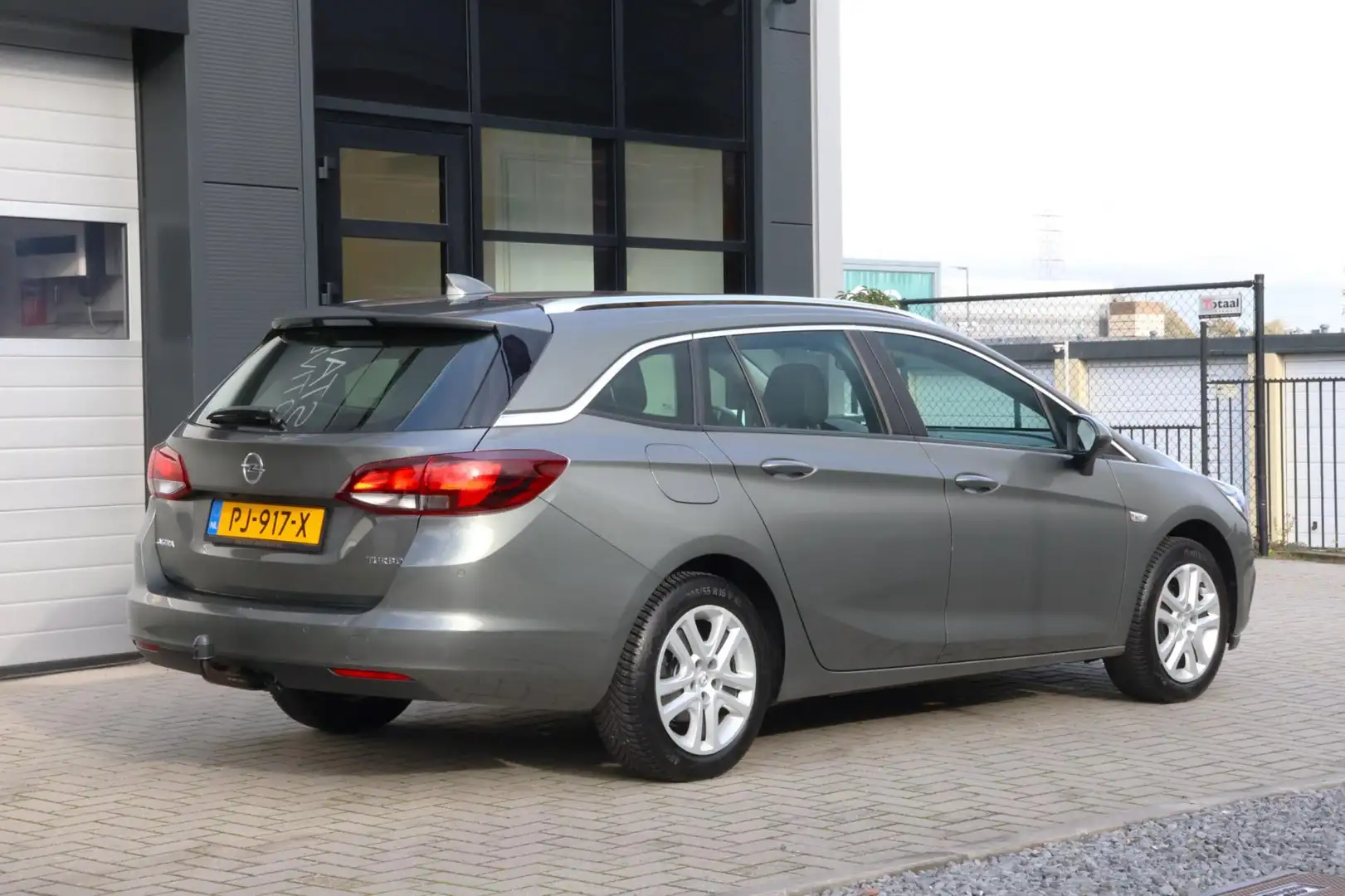 Opel Astra Sports Tourer 1.4 Innovation | Trekhaak | Apple Ca Grijs - 2