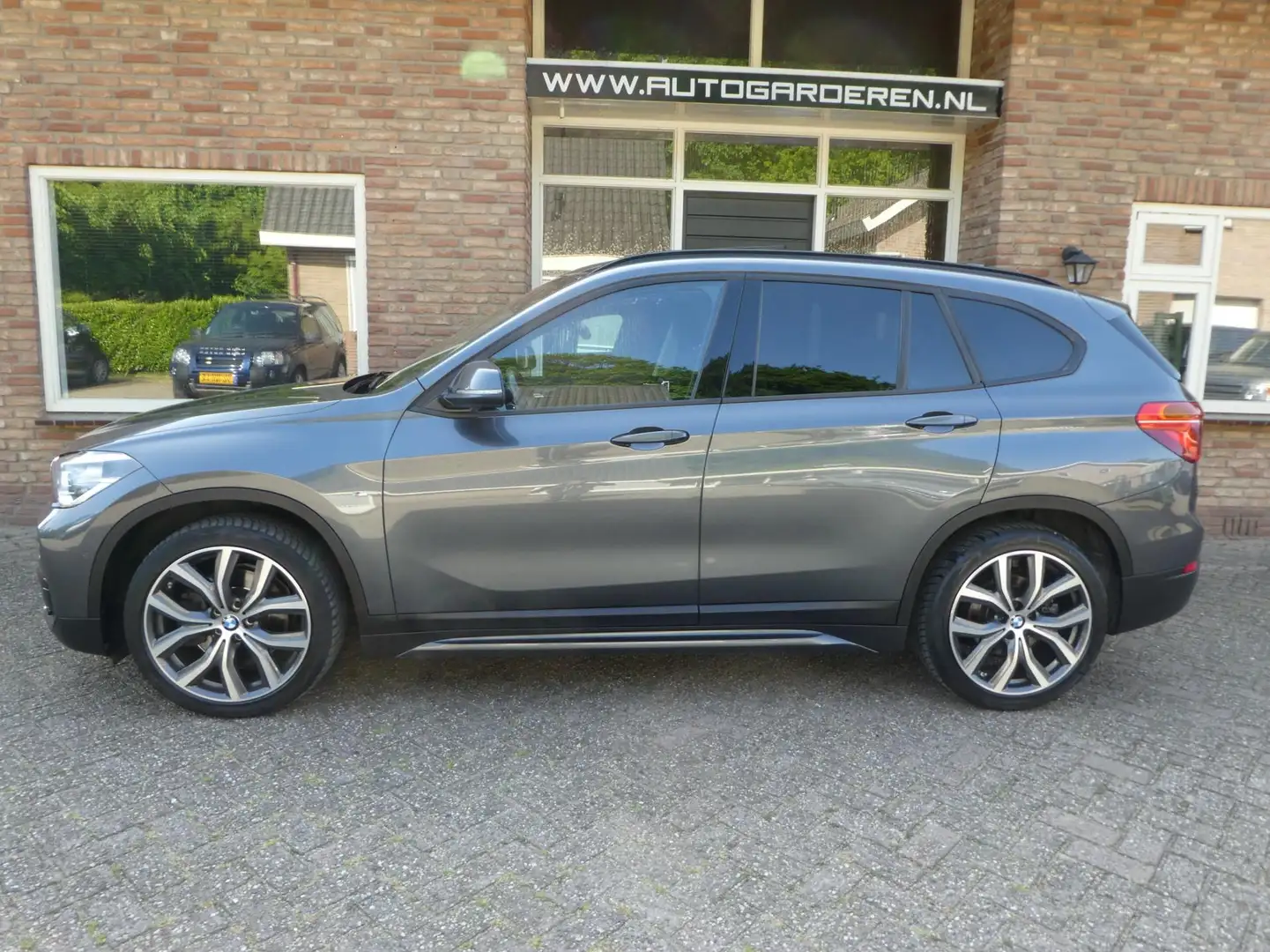BMW X1 XDrive20i M Sport Automaat / Panoramdak / Head Up Grey - 2