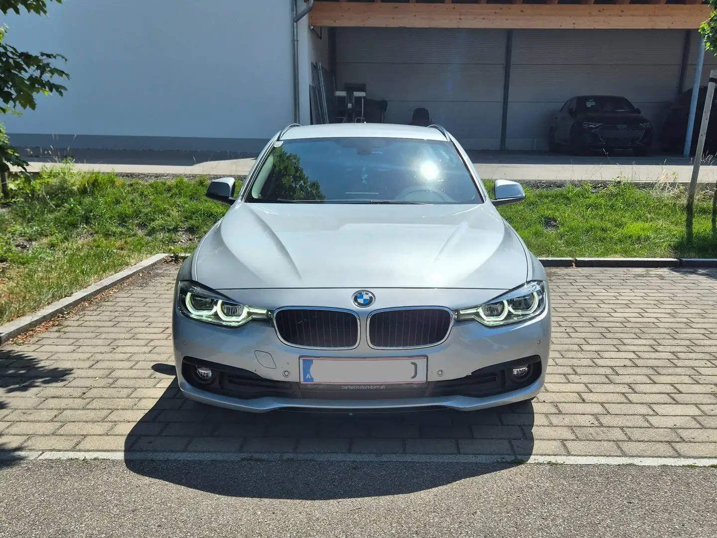 BMW 320 320d Touring Advantage Aut. Advantage Grau - 1