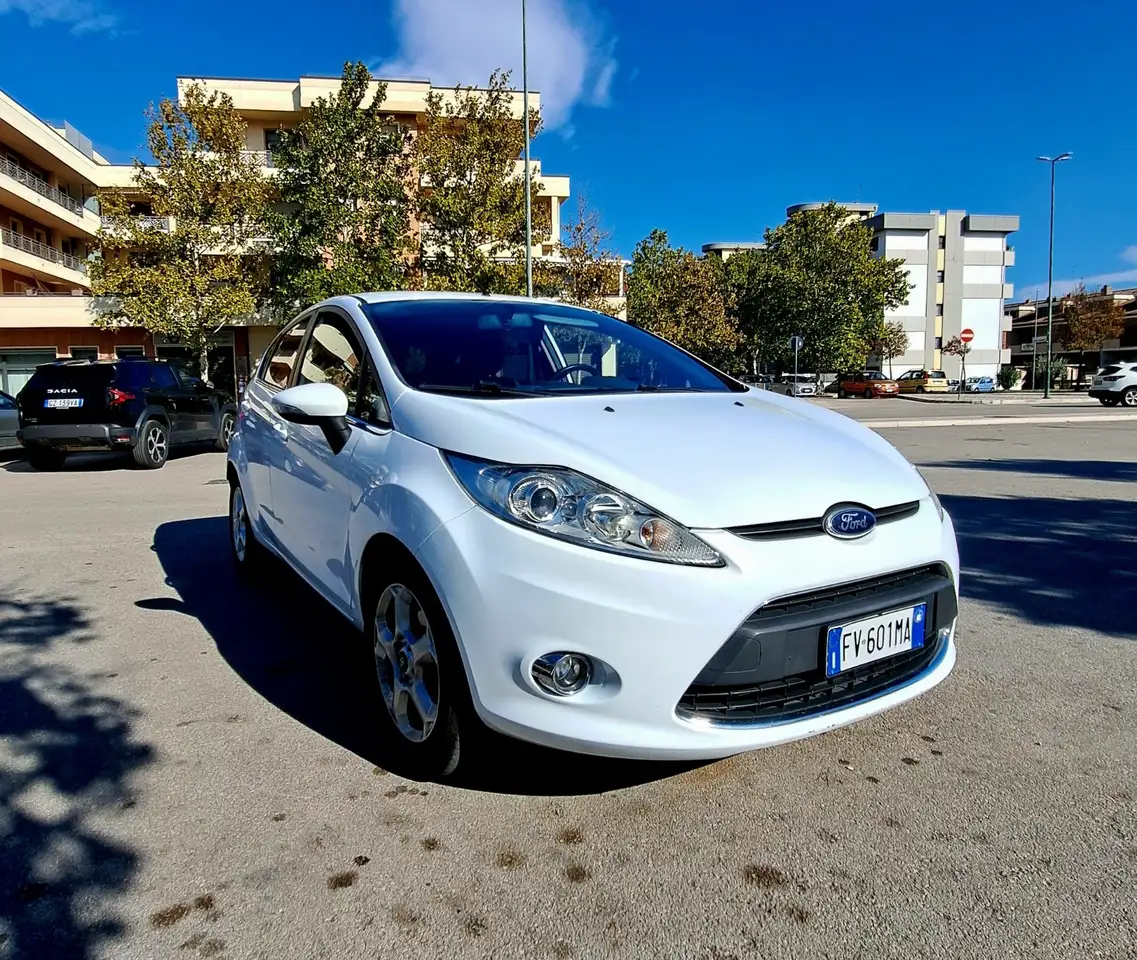 Ford Fiesta 5p 1.4 tdci Titanium c/esp E5 — photo 1 of 6