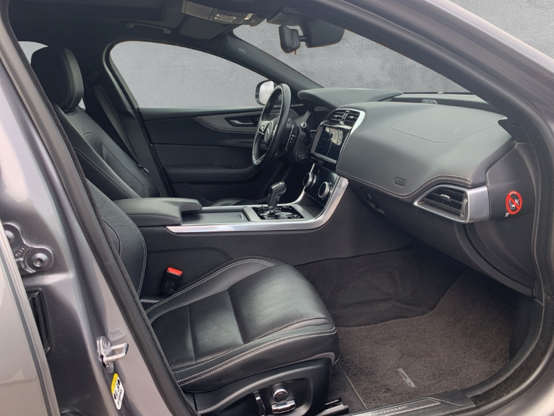 Jaguar XE R-DYNAMIC SE D180 HEAD-UP+DAB+KEYLESS ENTRY — photo 3
