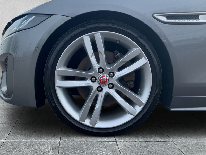 Jaguar XE R-DYNAMIC SE D180 HEAD-UP+DAB+KEYLESS ENTRY — photo 9