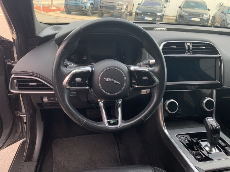 Jaguar XE R-DYNAMIC SE D180 HEAD-UP+DAB+KEYLESS ENTRY — photo 14