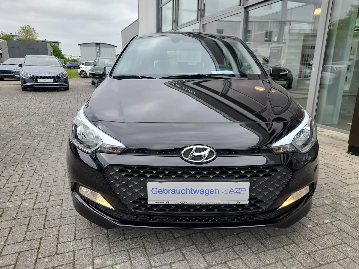 Hyundai i20 1.2 Trend Klima.PDC.Bluetooth.Allwetter Schwarz - 2