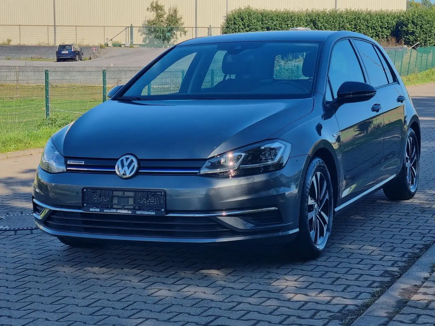 Volkswagen Golf VII Lim. IQ.DRIVE BlueMotion ACC bis 210 km Grau - 2