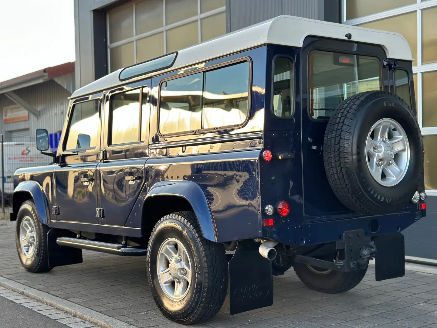 Land Rover Defender 110 Td5 9-Sitzer AHK StdHzg. Klima DAB RESTAURIERT Blau - 2