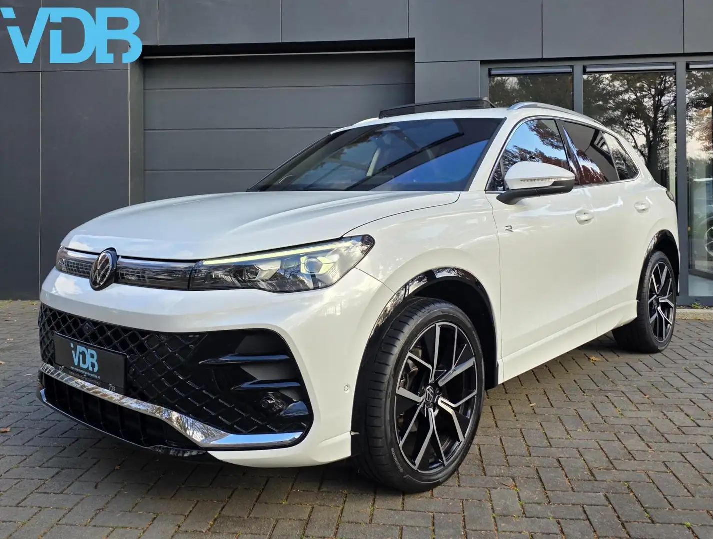 Volkswagen Tiguan 1.5 eTSI R-Line NIEUWSTE FULL OPTIONS!!! Wit - 1
