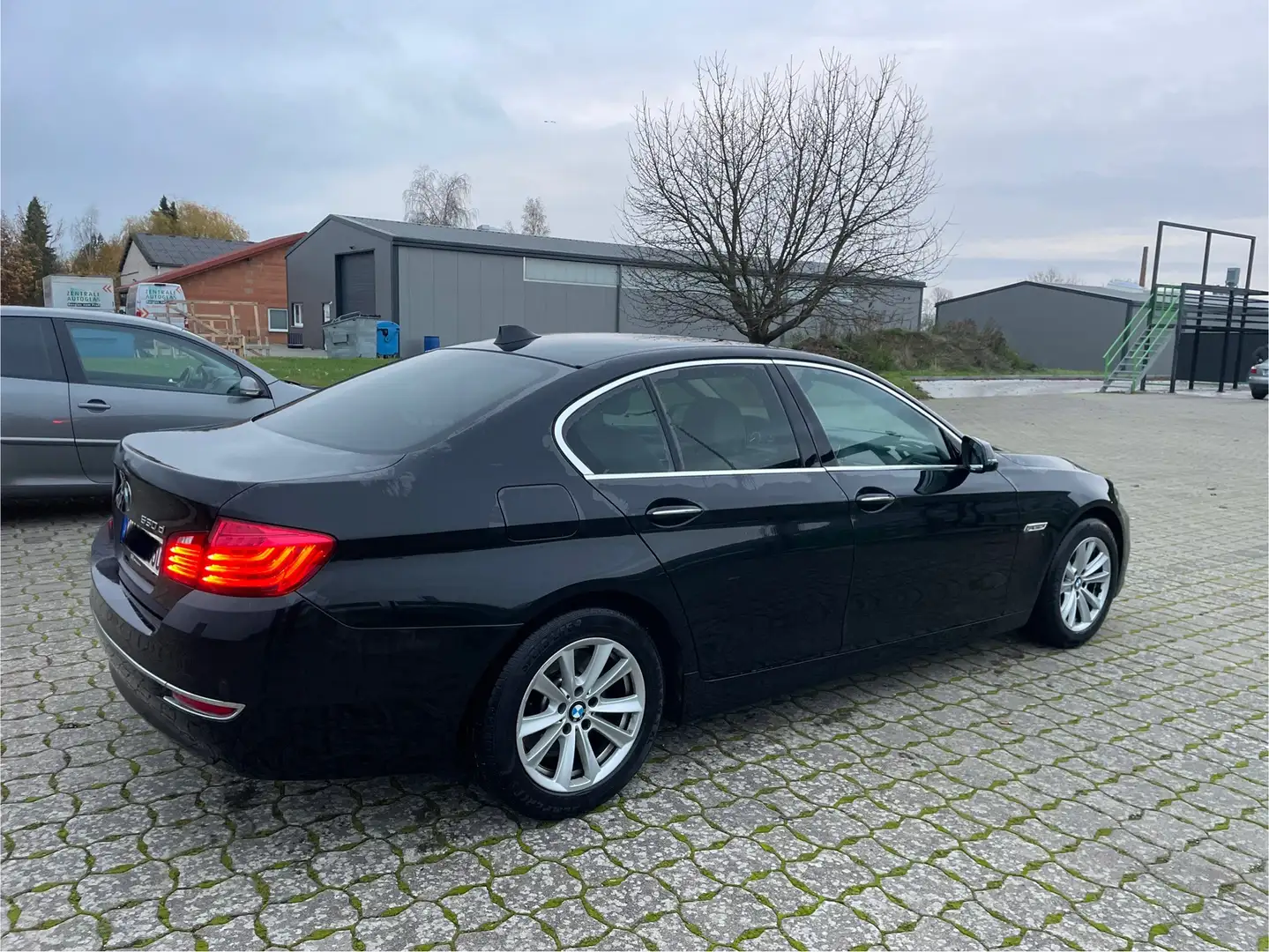 BMW 530 530d A Luxury Line, LCI Facelift, TÜV Neu Schwarz - 2