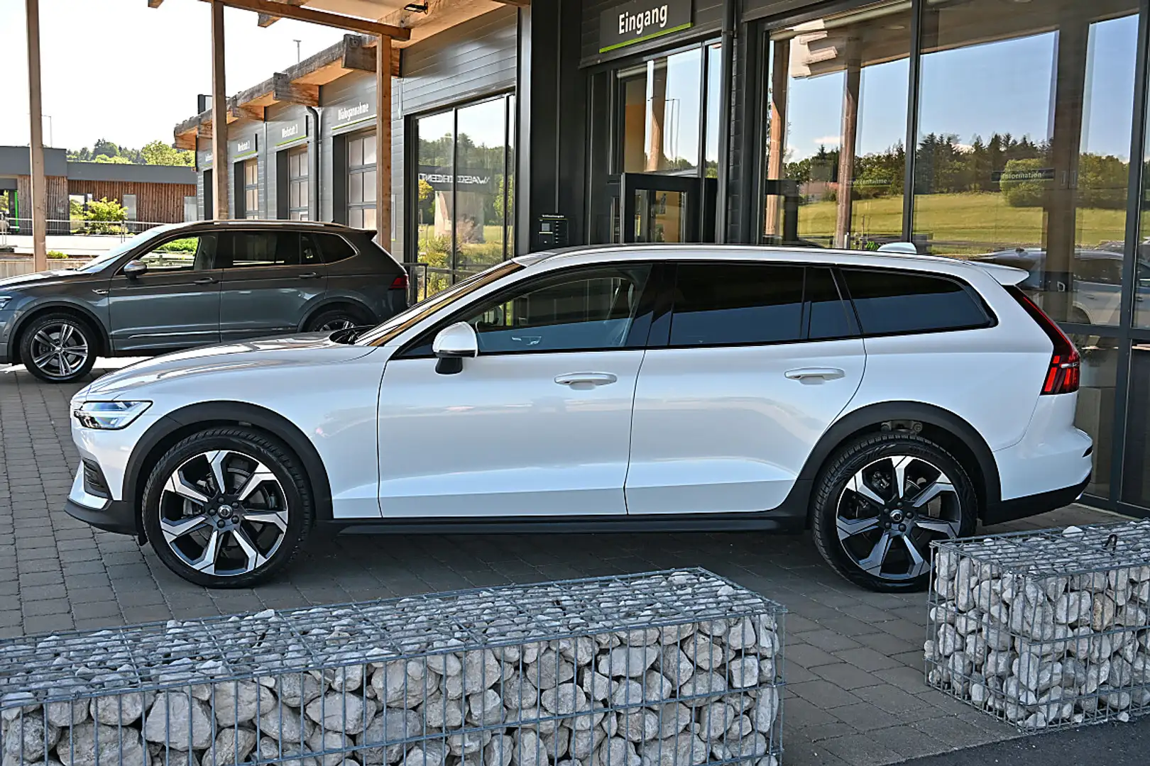 Volvo V60 Cross Country B4 AWD Cross Country Geartronic 20", ACC, Stand... Weiß - 2