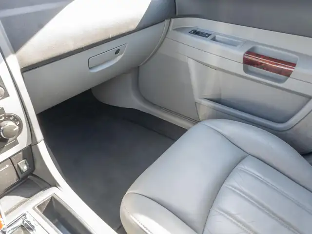 Chrysler 300c view 30