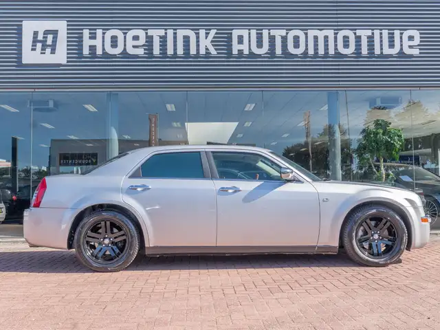 Chrysler 300c view 10