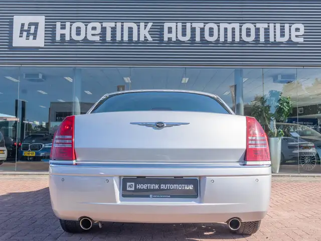 Chrysler 300c view 9
