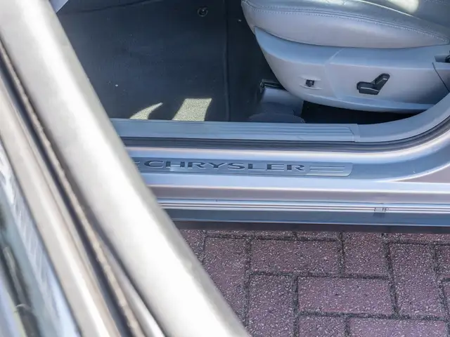 Chrysler 300c view 13