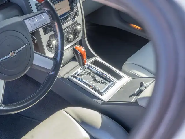 Chrysler 300c view 12