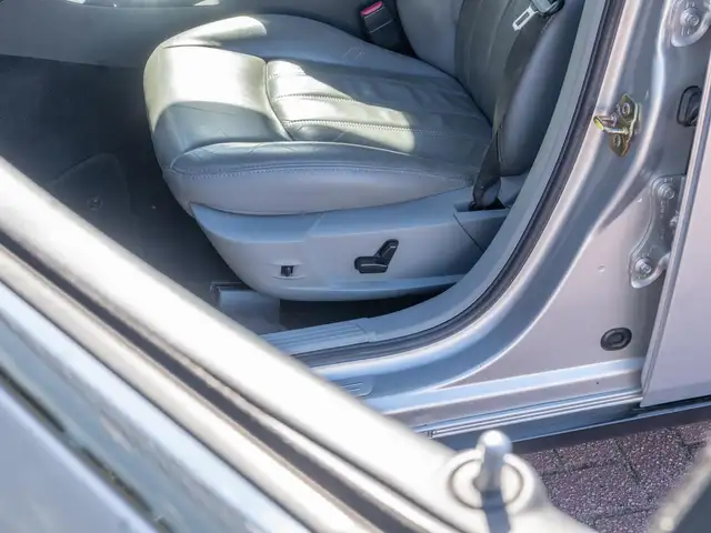 Chrysler 300c view 14