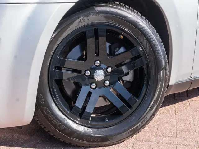 Chrysler 300c view 11