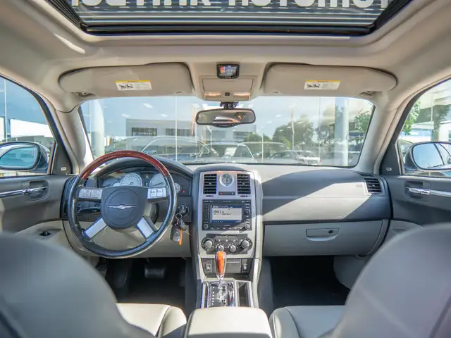 Chrysler 300c view 3