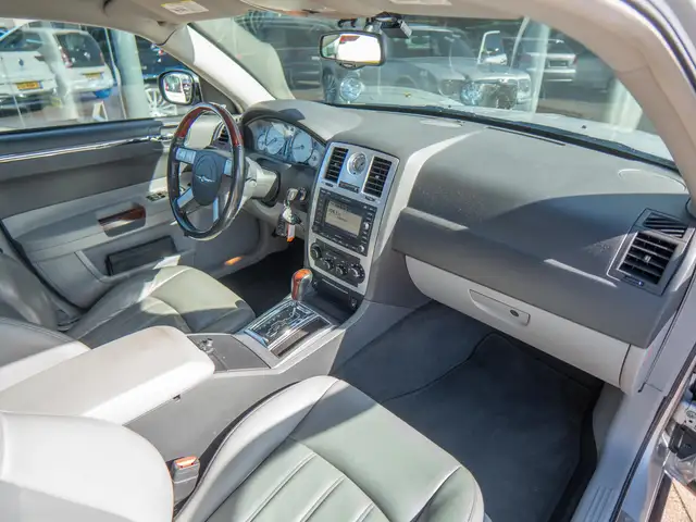 Chrysler 300c view 5