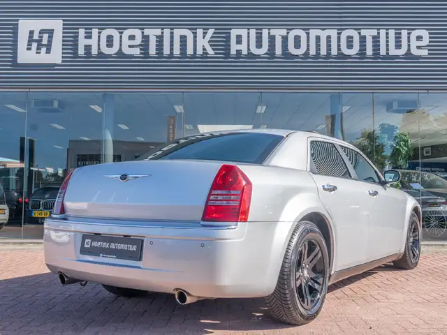 Chrysler 300c view 2