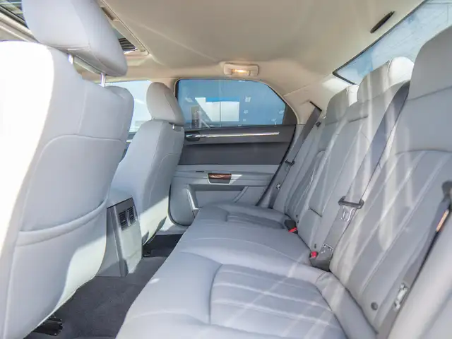 Chrysler 300c view 19