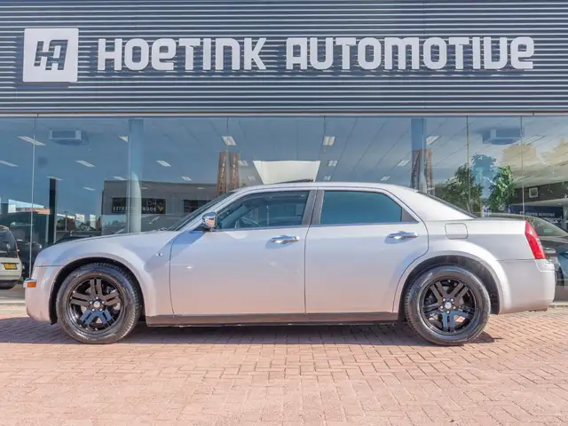 Chrysler 300c view 7