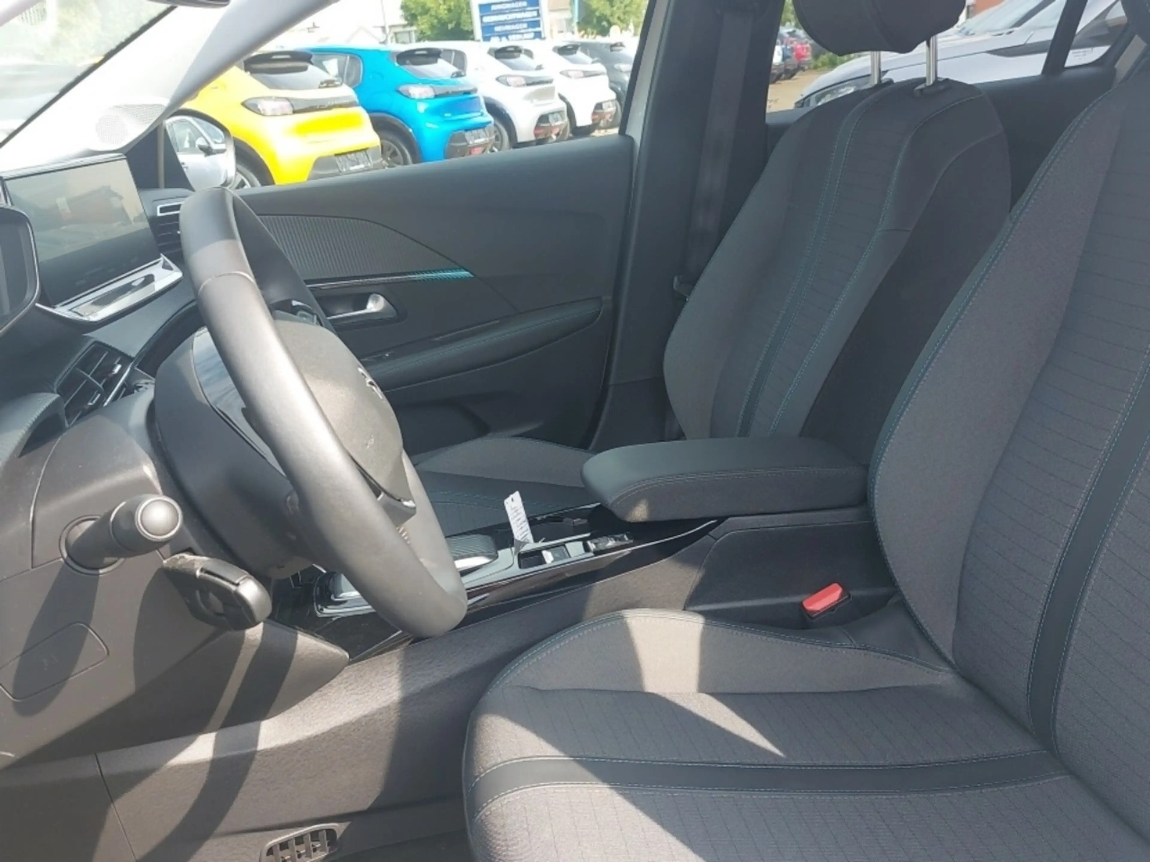 Peugeot e-208 Allure Pack 136 — photo 9