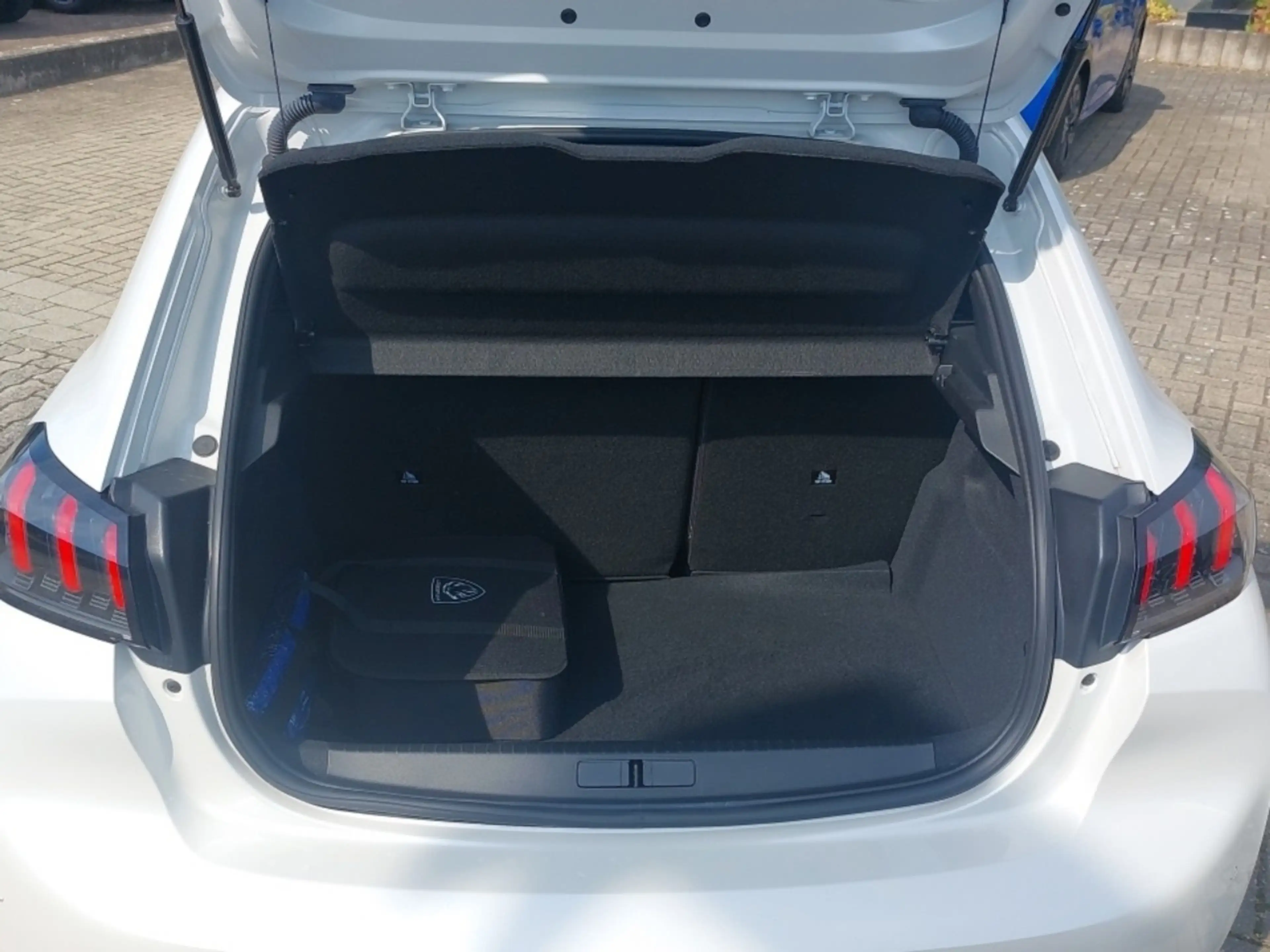 Peugeot e-208 Allure Pack 136 — photo 6