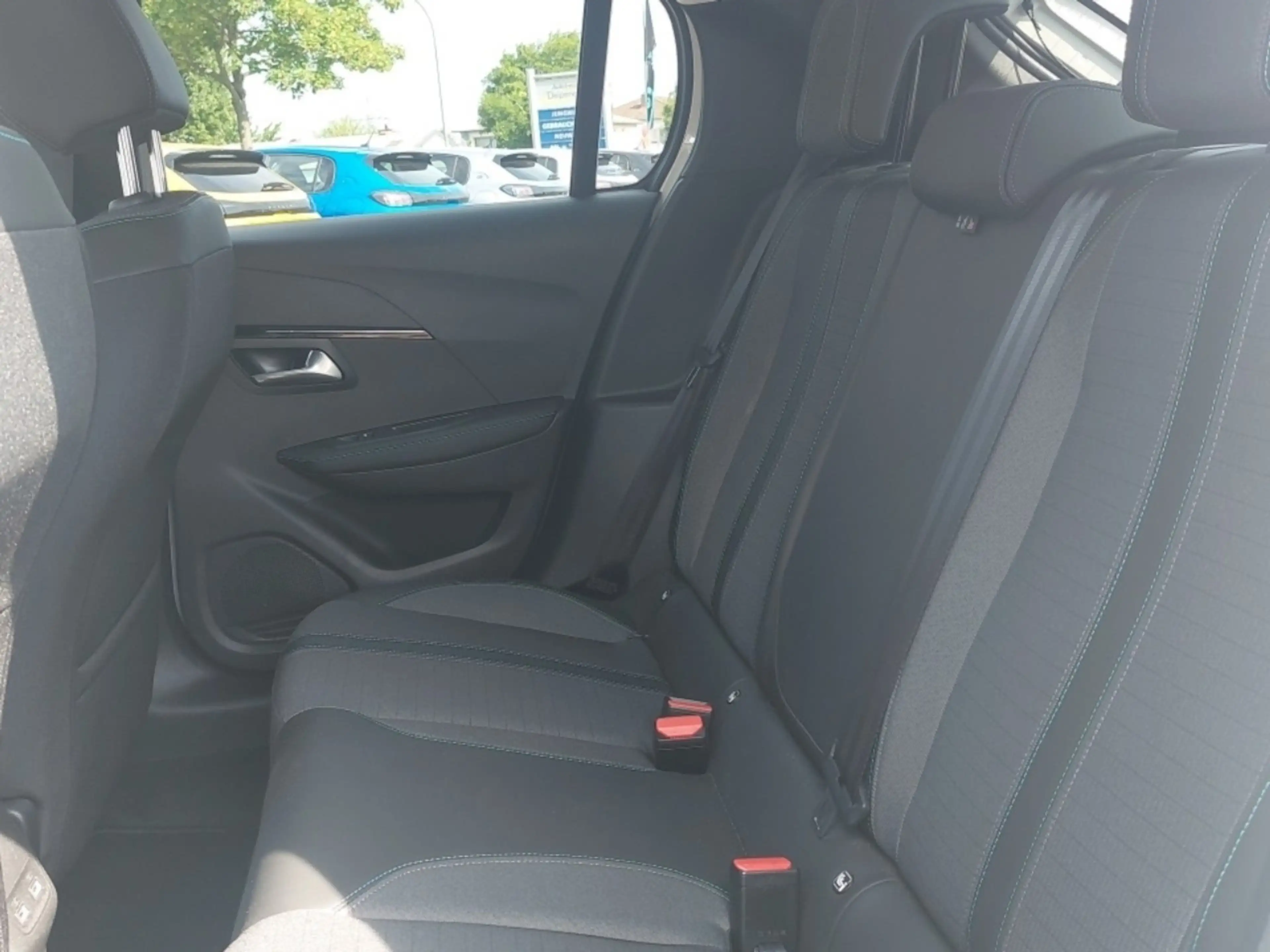 Peugeot e-208 Allure Pack 136 — photo 10