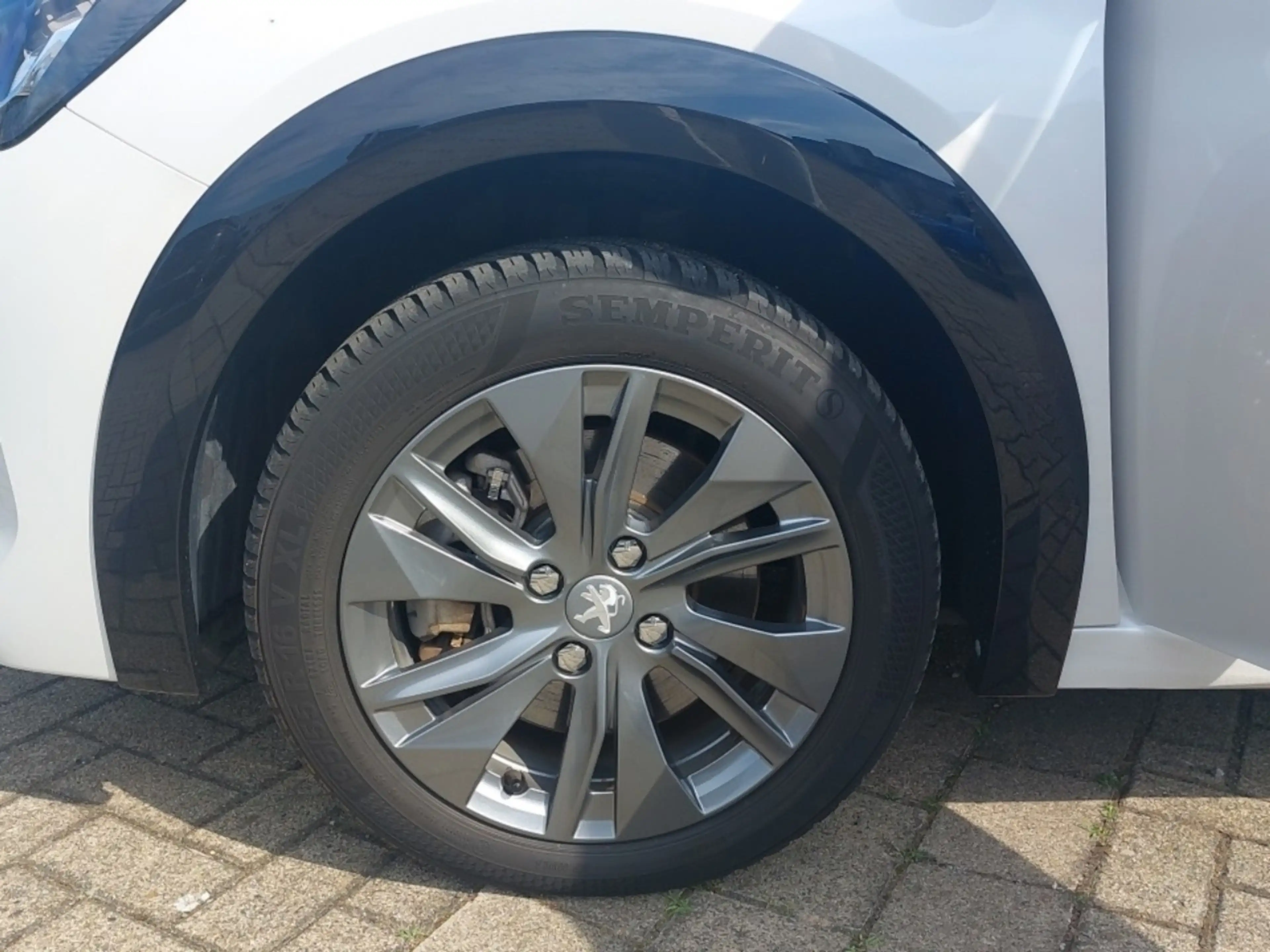 Peugeot e-208 Allure Pack 136 — photo 11